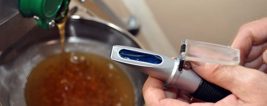 Reiner Oswald, Imker aus Nierstein, bei der Honiggewinnung. Foto: Susanne Benz